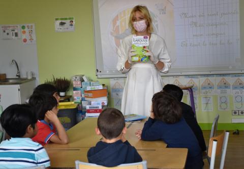 Remise des dictionnaires aux élèves de CP par Mme Portelli Maire de Taverny