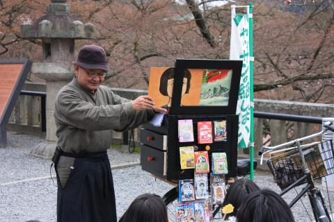 Conteur de rue utilisant un Kamishibaï au japon.